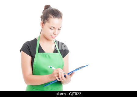 Attraente venditore femmina sul lavoro tenendo appunti e contando i prodotti isolati su sfondo bianco con area pubblicitaria Foto Stock