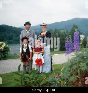 Oberbayern, Landkreis Miesbach, Gemeinde Schliersee, 1980er. Bayrische Familie beim Trachtenfest. Alta Baviera, Miesbach county, comune di Schliersee, degli anni ottanta. Famiglia bavarese in costumi tradizionali. Foto Stock