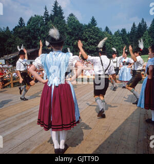 Oberbayern, Landkreis Traunstein, 1980er. Volksfest in der Nähe von Inzell. Trachtenverein von Inzell beim Schuhplattler. Alta Baviera, Traunstein county, degli anni ottanta. Festival folk vicino a Inzell. Bavarian folk dance il Schuhplattler. Foto Stock