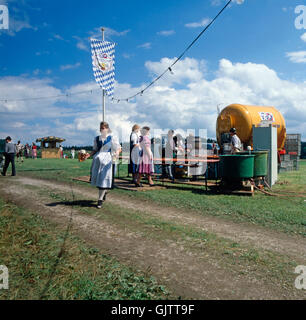 Oberbayern, Landkreis Traunstein, 1980er. Volksfest in der Nähe von Inzell. Hier ein Bier-Container. Alta Baviera, Traunstein county, degli anni ottanta. Festival folk vicino a Inzell. Contenitore di birra. Vista di un contenitore di birra. Foto Stock