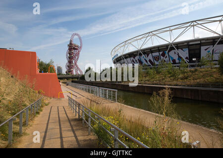 Stadio Olimpico, a Stratford, la nuova casa a West Ham United FC, in distanza Anish Kapoor 'Orbit' Queen Elizabeth Olympic Park Foto Stock