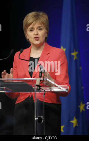 Primo Ministro Nicola Storione prende parte ad un dibattito pubblico sull'UE risultato del referendum e che cosa significa per i cittadini UE che risiedono in Scozia presso il Corn Exchange, Edimburgo. Foto Stock