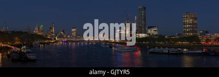 Ampio angolo di visione della City of London Canary Wharf e la Shard Foto Stock