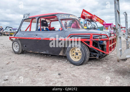 Magazzino auto ed banger racing a Carnforth race track Foto Stock