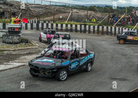 Magazzino auto ed banger racing a Carnforth race track Foto Stock