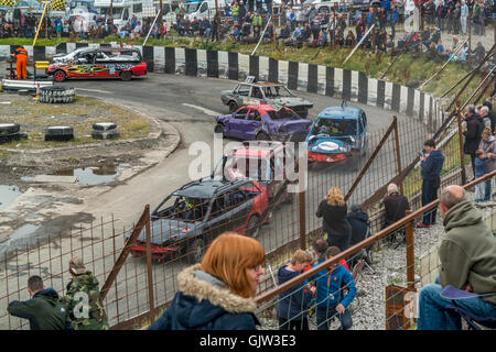 Magazzino auto ed banger racing a Carnforth race track Foto Stock