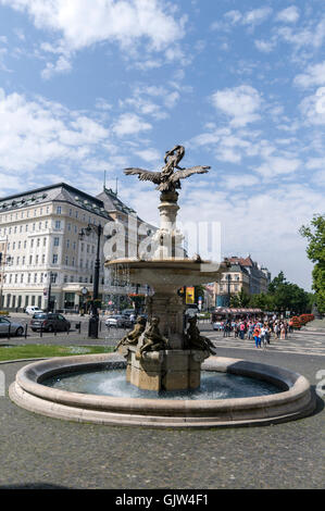 Hviezdoslavovo Namestie (Hviezdoslavovo Square) Ganymede fontana di fronte al Teatro nazionale slovacco in Hviezdoslavo Foto Stock