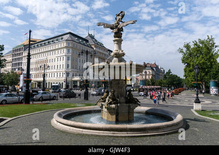 Hviezdoslavovo Namestie (Hviezdoslavovo Square) Ganymede fontana di fronte al Teatro nazionale slovacco in Hviezdoslavo Foto Stock