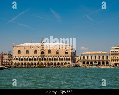 Palazzo Ducale e il Ponte dei Sospiri il colpo da San Marco, Bacino di Venezia. Italia Foto Stock