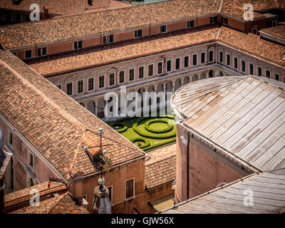 Vista aerea di tetti e di giardino dell'isola di San Giorgio Maggiore. Venezia, Italia. Foto Stock