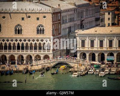 Vista aerea del Palazzo Ducale, il Ponte dei Sospiri e Piombi, con San Marco del bacino in primo piano. Venezia, Italia. Foto Stock