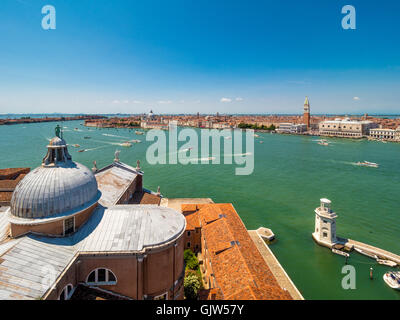 Vista aerea del tetto di San Giorgio Maggiore che guarda verso il bacino di St e il Canal Grande. Foto Stock