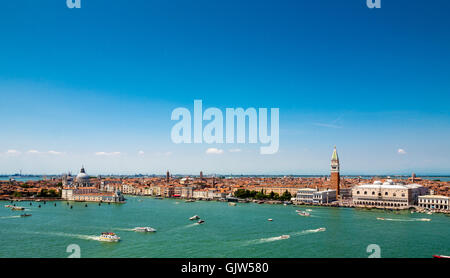 Vista aerea del St Marks Basin guardando verso la Dogana da mar e il Palazzo dei Dogi di Venezia. Foto Stock