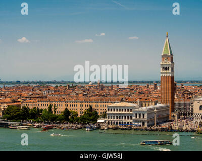 St Marks Basin guardando verso Piazetta San Marco con i suoi due colonne e la torre campanaria. Venezia, Italia. Foto Stock