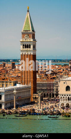 Panorama verticale del campanile e la Piazzetta San Marco, con gondole ormeggiate nel Molo, Venezia, Italia. Foto Stock