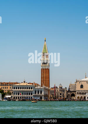 St Marks Basin guardando verso Piazetta San Marco con i suoi due colonne e la torre campanaria. Venezia, Italia. Foto Stock