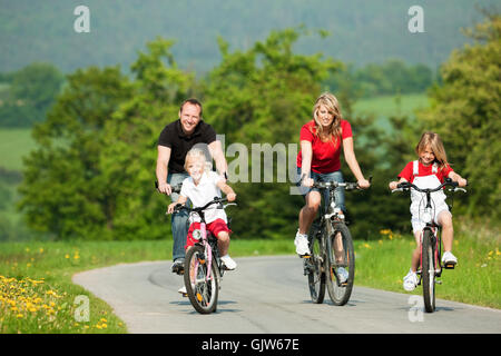 Famiglia vanno in bicicletta Foto Stock