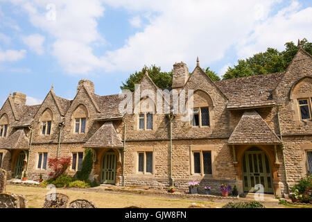 Holloways gli ospizi di carità entro il sagrato della chiesa di Santa Maria la Chiesa Parrocchiale, la Chiesa Green Witney Oxfordshire UK Foto Stock