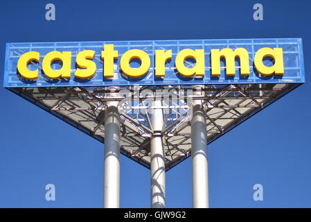 Segno di Castorama contro il cielo blu Foto Stock