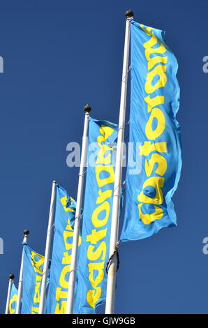 Segno di Castorama contro il cielo blu Foto Stock