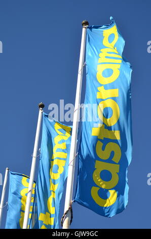 Segno di Castorama contro il cielo blu Foto Stock