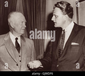 Billy Graham e il Presidente Eisenhower riunione del maggio 10,1957 alla Casa Bianca di Washington, D.C., dove il Sig. Graham indirizzata il decadimento morale in America e la necessità del risveglio spirituale. Foto Stock