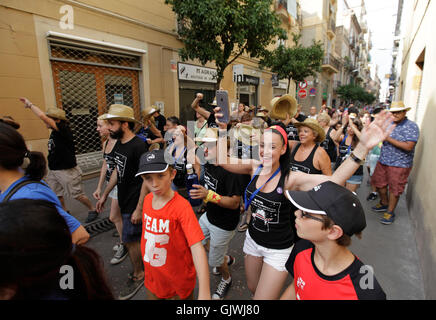 Barcellona, Spagna. 17 Ago, 2016. Festeggiamenti presso la Plaça de la Vila de Gràcia durante la Festa Major de Gràcia 2016 nella città di Barcellona di oggi (17 agosto 2016). La Fiesta dura una settimana e si svolge ogni anno a metà agosto, dove alcune strade nella zona prendere su un tema diverso. Il divertimento continua nelle prime ore della notte. Credito: ricca bowen/Alamy Live News Foto Stock