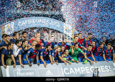 Barcellona, in Catalogna, Spagna. 18 Agosto, 2016. Il FC Barcelona celebra la Super Coppa di Spagna dopo aver vinto la finale di seconda gamba tra FC Barcelona e Sevilla FC 3:0 allo stadio Camp Nou di Barcellona. Credito: Matthias Oesterle/ZUMA filo/Alamy Live News Foto Stock