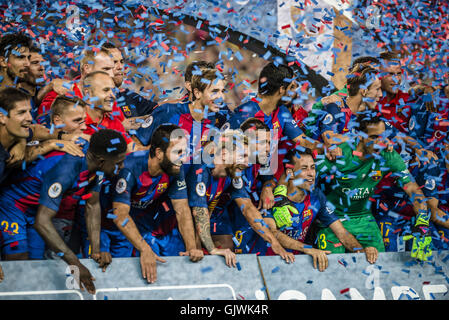 Barcellona, in Catalogna, Spagna. 18 Agosto, 2016. Il FC Barcelona celebra la Super Coppa di Spagna dopo aver vinto la finale di seconda gamba tra FC Barcelona e Sevilla FC 3:0 allo stadio Camp Nou di Barcellona. Credito: Matthias Oesterle/ZUMA filo/Alamy Live News Foto Stock