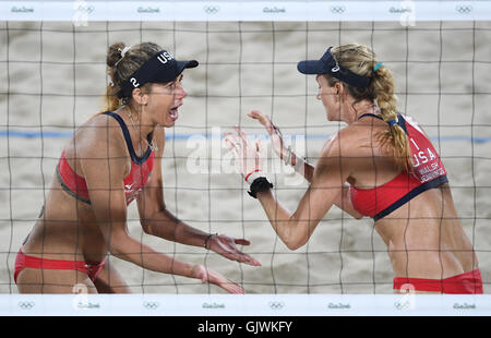 Erri Walsh Jennings e Aprile Ross (L) degli STATI UNITI D'AMERICA celebrare durante il femminile di Beach Volley con la medaglia di bronzo match tra tra Larissa/Talita del Brasile e Walsh Jennings/Ross di Stati Uniti al Beach Volley Arena di Copacabana a Rio de Janeiro, Brasile, 1/ Agosto 2016. Foto: Soeren Stache/dpa Foto Stock