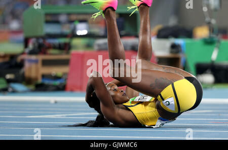 Rio De Janeiro, Brasile. 17 Ago, 2016. La Giamaica nella Elaine Thompson celebra dopo la donna 200m Finale di atletica leggera presso il Rio 2016 Giochi Olimpici di Rio de Janeiro, Brasile, su agosto 17, 2016. Elaine Thompson ha vinto la medaglia d'oro. Credito: Li Ming/Xinhua/Alamy Live News Foto Stock