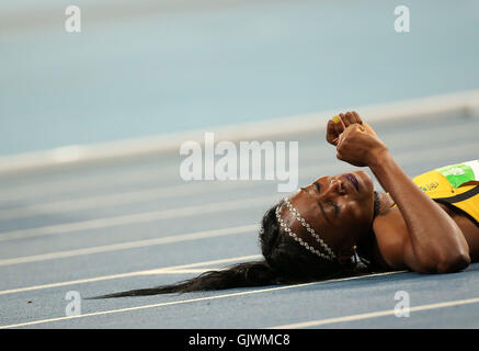 Rio De Janeiro, Brasile. 17 Ago, 2016. La Giamaica nella Elaine Thompson celebra dopo la donna 200m Finale di atletica leggera presso il Rio 2016 Giochi Olimpici di Rio de Janeiro, Brasile, su agosto 17, 2016. Elaine Thompson ha vinto la medaglia d'oro. Credito: Li Ming/Xinhua/Alamy Live News Foto Stock