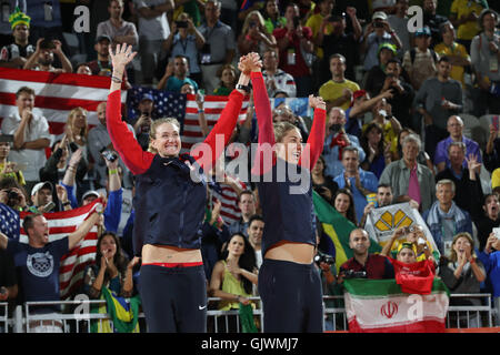 Rio de Janeiro, Brasile. 17 Ago, 2016. RIO DE JANEIRO, RJ - 18.08.2016: Olimpiadi 2016 Beach volley - la coppia erri Walsh Jennings/Aprile Ross (USA) con la medaglia di bronzo nel Beach Volley Rio Olimpiadi 2016 tenutasi a beach volley Arena sulla spiaggia di Copacabana. Non DISPONIBILE PER LA LICENZA IN CINA (Foto: Andre Chaco/Fotoarena) Credito: Foto Arena LTDA/Alamy Live News Foto Stock