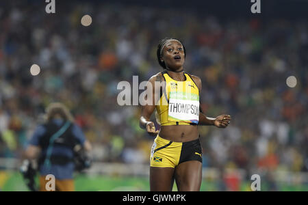 Rio De Janeiro, Brasile. 17 Ago, 2016. La Giamaica nella Elaine Thompson celebra dopo la donna 200m Finale di atletica leggera presso il Rio 2016 Giochi Olimpici di Rio de Janeiro, Brasile, su agosto 17, 2016. Elaine Thompson ha vinto la medaglia d'oro. Credito: Han Yan/Xinhua/Alamy Live News Foto Stock