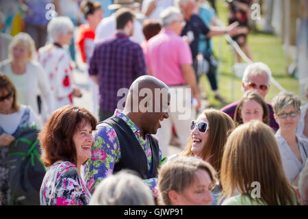 Southport, Merseyside, Regno Unito. Il 18 agosto, 2016. Ainsley Harriott apre Southport Flower Show, 18 AGO 2016: celebrity chef Ainsley Harriott apre ufficialmente il Southport Flower Show prima di mostrare la sua abilità culinarie per le migliaia di visitatori previsti per l'evento di quest'anno. Credito: Cernan Elias/Alamy Live News Foto Stock