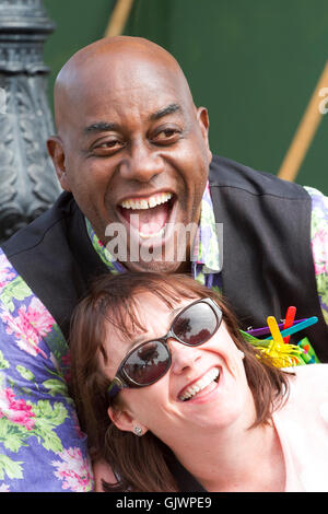 Southport, Merseyside, Regno Unito. Il 18 agosto, 2016. Ainsley Harriott apre Southport Flower Show, 18 AGO 2016: celebrity chef Ainsley Harriott apre ufficialmente il Southport Flower Show prima di mostrare la sua arte culinaria skillls alle migliaia di visitatori previsti per l'evento di quest'anno. Credito: Cernan Elias/Alamy Live News Foto Stock