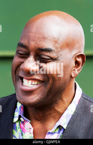 Southport, Merseyside, Regno Unito. Il 18 agosto, 2016. Ainsley Harriott apre Southport Flower Show, 18 AGO 2016: celebrity chef Ainsley Harriott apre ufficialmente il Southport Flower Show prima di mostrare la sua arte culinaria skillls alle migliaia di visitatori previsti per l'evento di quest'anno. Credito: Cernan Elias/Alamy Live News Foto Stock