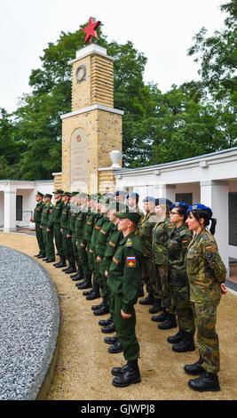 Lebus, Germania. 18 Agosto, 2016. Tedesco e soldati russi al momento della sepoltura di resti di soldati sovietici dalla seconda guerra mondiale, durante la loro sepoltura al Cimitero militare in Lebus, Germania, 18 agosto 2016. Il 35 armata rossa soldati morti in scontri nella zona di Oderbruch nei primi mesi del 1945. I resti mortali sono stati recuperati mediante il tedesco della Commissione delle tombe di guerra lo scorso anno e ora può infine essere prevista per il resto, più di 70 anni dopo la fine della guerra. photo: PATRICK PLEUL/DPA/Alamy Live News Foto Stock