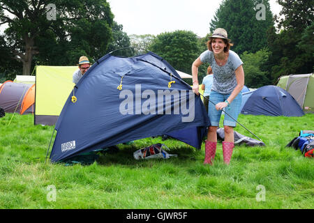 Green Man festival Brecon Beacons, Wales, Regno Unito. Il 18 agosto 2016. - Il divertimento di mettere la tenda - arrivi anticipati per i quattro giorni di musica e arte festival impostare accanto a Brecon Beacons. 25.000 tifosi sono dovuti nel corso del fine settimana. Foto Stock