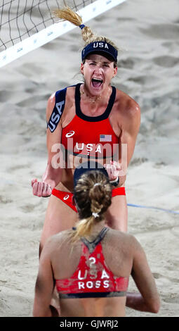 Rio De Janeiro, RJ, Brasile. 17 Ago, 2016. Stati Uniti d'America's erri Walsh Jennings e Aprile Ross gioca in corrispondenza della medaglia bronze contro Larissa Franca Maestrini e Talita Rocha dal Brasile. ] 2016 Giochi Olimpici Estivi - Brazil.brian.peterson@startribune.com.Rio Rio de Janeiro, Brasile - 08/17/2016. Credito: Brian Peterson/Star Tribune/ZUMA filo/Alamy Live News Foto Stock