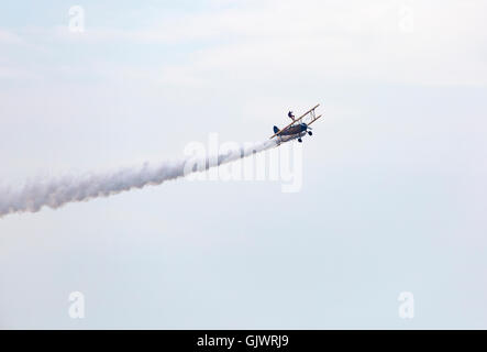 Bournemouth, Regno Unito. 18th ago, 2016. Daredevil pensionato 85 anni Dawn Goodson fa una passeggiata alare il giorno di apertura del Bournemouth Air Festival. Dawn sta camminando alare in memoria di suo marito, John, che è morto l'anno scorso dopo aver combattuto la malattia del motoneurone, sta raccogliendo soldi per la carità. Credit: Carolyn Jenkins/Alamy Live News Foto Stock