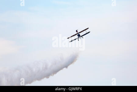 Bournemouth, Regno Unito. 18 Agosto, 2016. Daredevil pensionato 85 anni Alba Goodson fa un'ala a piedi per il giorno di apertura del Bournemouth Air Festival. Dawn è wingwalking in memoria di suo marito, Giovanni, scomparso lo scorso anno dopo aver combattuto contro la sclerosi, ella è la raccolta di fondi per la carità. Credito: Carolyn Jenkins/Alamy Live News Foto Stock