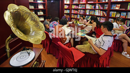 Shenyang, cinese della provincia di Liaoning. 18 Agosto, 2016. La gente di leggere a Goethe Bookstore di Shenyang, a nord-est della Cina di Provincia di Liaoning, Agosto 18, 2016. Libreria di Goethe, 24 ore di libreria che offre libri di scienza sociale, libri originali di tedesco, francese e inglese, dischi in vinile, doni esotici, spettacoli artistici e i club di lettura, aperto giovedì in un antico edificio a Zhongshan Square di Shenyang. © Yang Qing/Xinhua/Alamy Live News Foto Stock