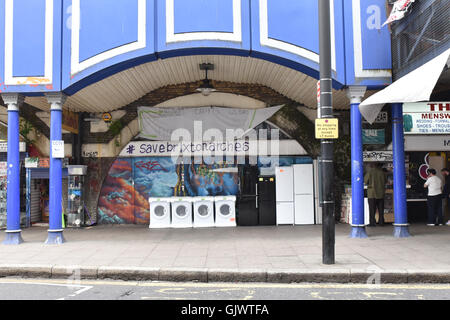 Brixton, Londra, Regno Unito. Il 18 agosto 2016. Gli operatori stanno cominciando a essere sfrattati dalla Brixton archi a causa redevelopments. Foto Stock