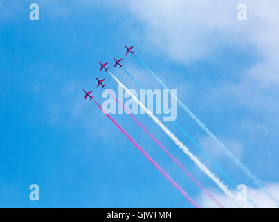 Bournemouth Dorset, England Regno Unito. Il 18 agosto 2016. Le frecce rosse per il giorno di apertura del Bournemouth Air Festival Credito: Carolyn Jenkins/Alamy Live News Foto Stock