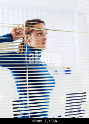 Donna cerca di office Foto Stock