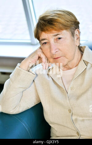 Donna triste preoccupazione Foto Stock
