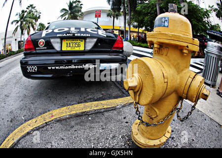 Miami Beach Cruiser polizia parcheggiata da un idrante giallo Foto Stock