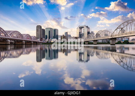 Osaka, Giappone skyline del centro sul fiume Yodogawa all'alba. Foto Stock