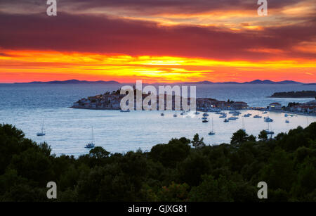 Tramonto colorato nella città di Primosten Foto Stock